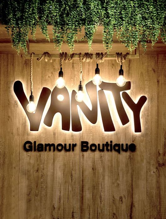 Realizzazione insegna per negozio abbigliamento a Napoli Vanity Boutique