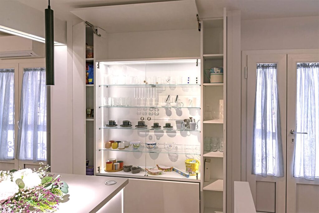 Ottimizzre gli spazi in casa con una parete vetrina aperta