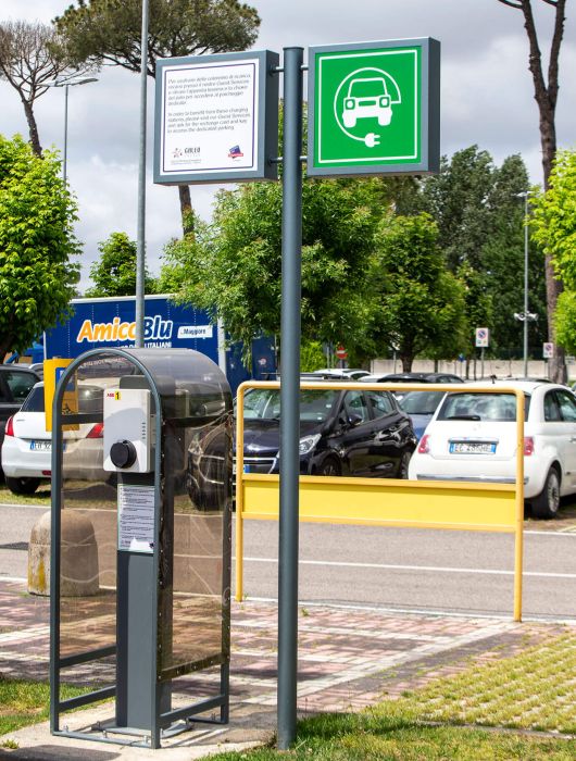 Pensilina ricarica auto