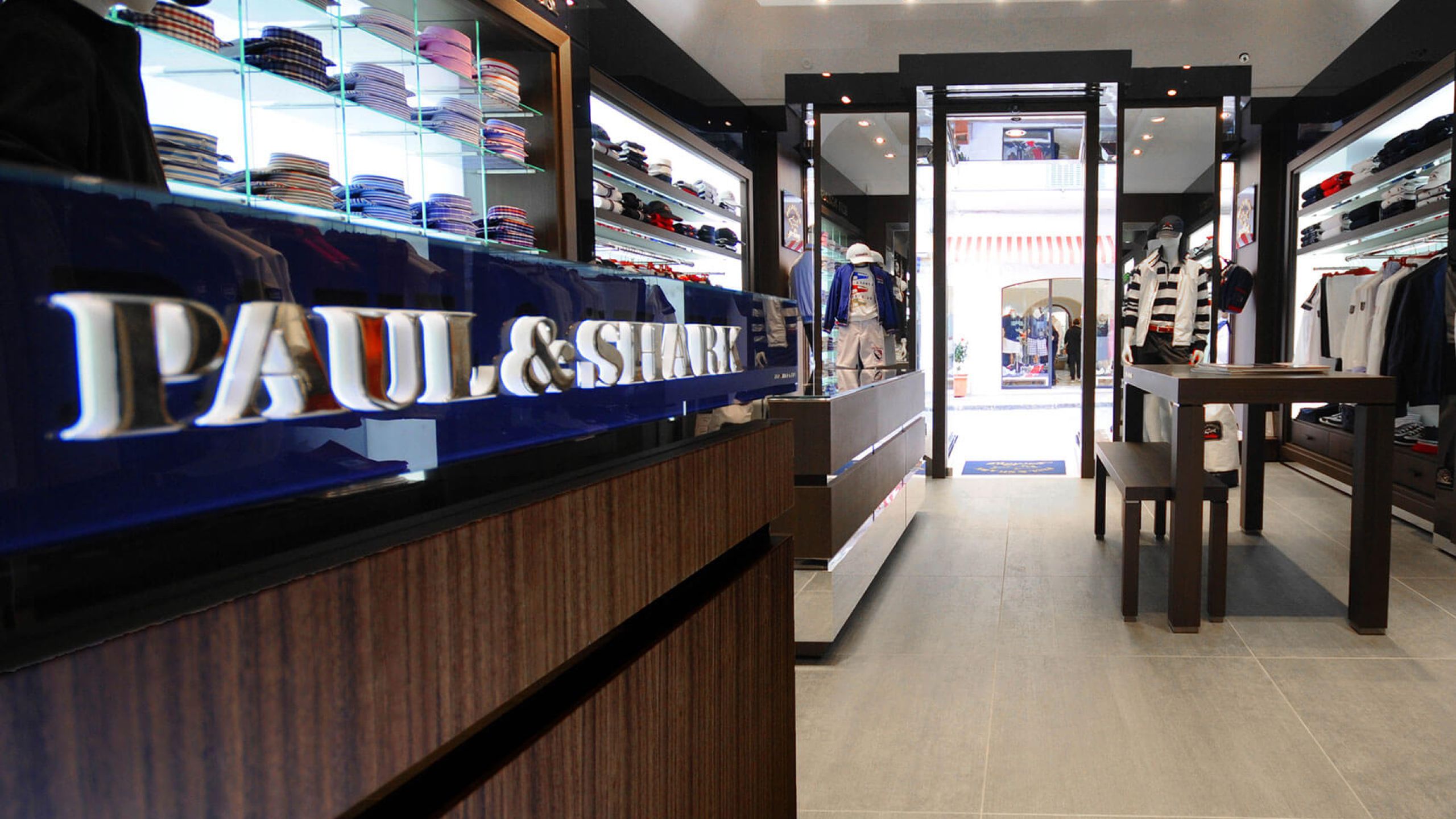Progettazione e produzione arredi con montaggio per Paul & Shark